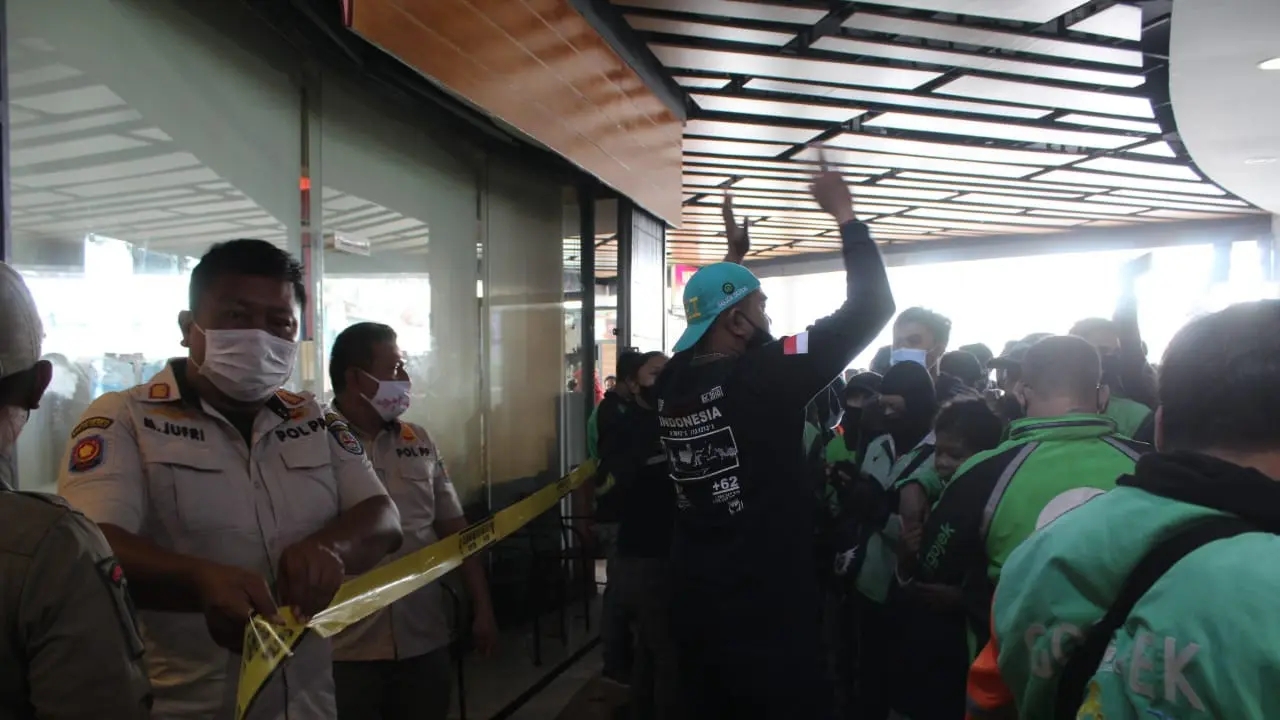 Satpol PP Kota Depok menyegel McD Ciplaz Depok dikarenakan melanggar PPKM Kota Depok. (Liputan6.com/Dicky Agung Prihanto)