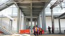Petugas berbincang dekat jembatan penghubung atau Skybridge Stasiun Batu Ceper, Tangerang, Banten, Kamis (18/7/2019). Skybridge Stasiun Batu Ceper menghubungkan peron 1 dan 2 (KA Bandara) menuju peron 3 dan 4 (KRL Commuterline). (Liputan6.com/Immanuel Antonius)