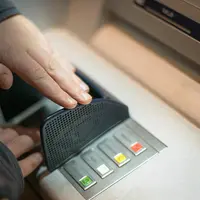 Ilustrasi ambil uang di ATM (Gambar oleh Sebastian Ganso dari Pixabay)