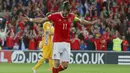 Gareth Bale saat merayakan gol kegawang Moldova pada kualifikasi Piala Dunia 2018 di Stadion Cardiff City Stadium, Cardif, Wales Selatan, (6/9/2016) dini hari WIB. (AFP/Geoff Caddick)