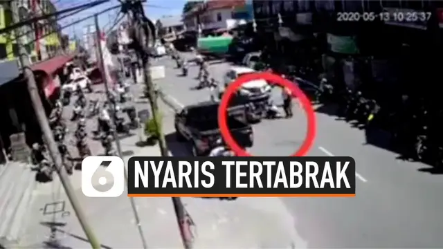 HANTAM PINTU MOBIL, PENGENDARA MOTOR JATUH DAN NYARIS TERTABRAK