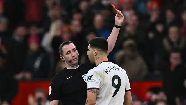 Foto: Drama 3 Kartu Merah yang Diterima Fulham, MU Melangkah ke Semifinal Piala FA 2022 / 2023