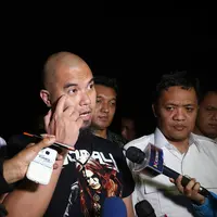 Ahmad Dhani pada Sabtu (3/11) dini hari menjelaskan bahwa status tersangkanya terkesan dipaksakan. Bahwa ayah Al, EL dan Dul itu merasa sebelumnya belum pernah diperiksa sebagai saksi lantas berlanjut ke tersangka. (Nurwahyunan/Bintang.com)