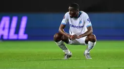 Pemain Marseille, Faris Moumbagna, tampak kecewa setelah ditaklukkan Atlanta pada laga semifinal Liga Europa di Bergamo, Italia, Jumat (10/5/2024). (AFP/Marco Bertorello)