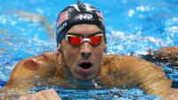 Tanda merah sebesar koin terlihat di pundak Michael Phelps, selama Olimpiade Rio 2016 di Rio de Janeiro, Minggu (7/8). Phelps memang satu dari sejumlah atlet di Olimpiade 2016 yang memilih terapi bekam untuk menjaga kebugarannya. (REUTERS/Michael Dalder)