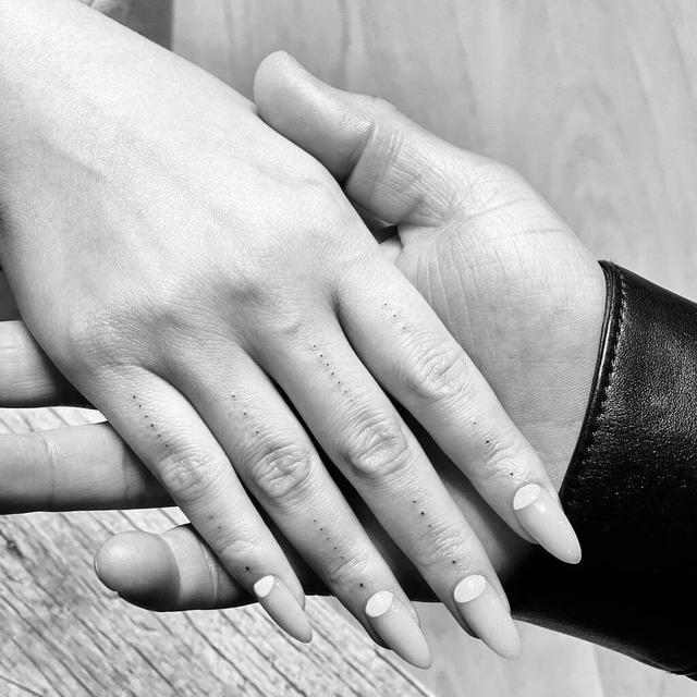 Tato titik yang berada di tangan kanan Chrissy Teigen