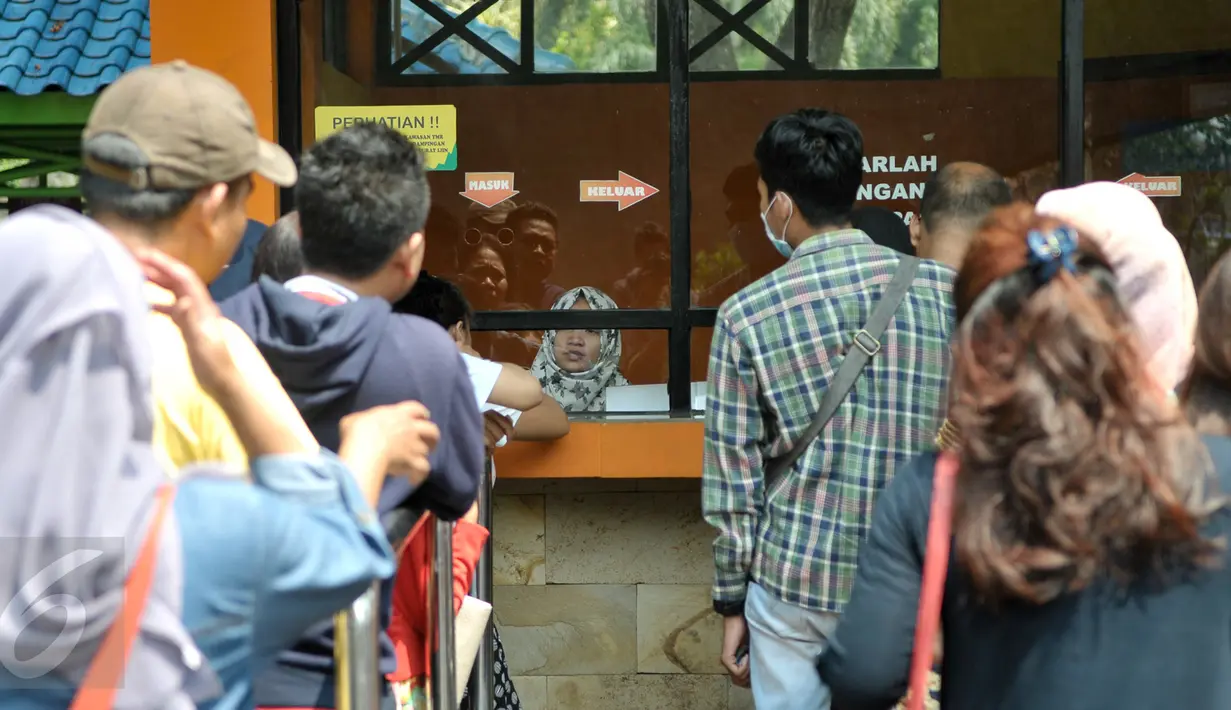 Sejumlah pengunjung mengatri tiket masuk ke Taman Margasatwa Ragunan, Jakarta Selatan, Senin (24/4). Manfaatkan libur Isra Mi'raj, warga ajak keluarga liburan di Taman Margasatwa Ragunan. (Liputan6.com/Yoppy Renato)