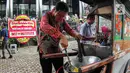 Selain itu juga membawa dua tukang nasi goreng sebagai sindiran terhadap Firli yang suka memasak nasi goreng. Satu karangan bunga juga menghiasi aksi tersebut. (Liputan6.com/Faizal Fanani)