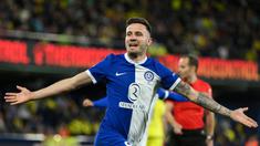 Pemain Atletico Madrid, Saul Niguez merayakan gol kemenangan timnya atas Villareal pada laga lanjutan Liga Spanyol 2023/2024 di La Ceramica Stadium, Villareal, Spanyol, Selasa (02/04/2024) dini hari WIB. (AFP/Jose Jordan)