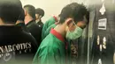 Tersangka dihadirkan saat rilis pengungkapan peredaran narkotika di Polres Jakarta Barat, Senin (30/1). Petugas menyita barang bukti sabu 7,2 kg, tembakau gorilla 1,8kg dan 600 butir happy five serta mengamankan 10 tersangka. (Liputan6.com/Yoppy Renato)