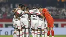 Para pemain Sao Paulo FC berdoa dengan mengenakan jersey sebagai penghormatan kepada mendiang pemain sepak bola Nacional Uruguay, Juan Manuel Izquierdo, sebelum laga Copa do Brasil menghadapi Atletico Mineiro di Sao Paulo, Brasil, pada 28 Agustus 2024. (Miguel SCHINCARIOL / AFP)