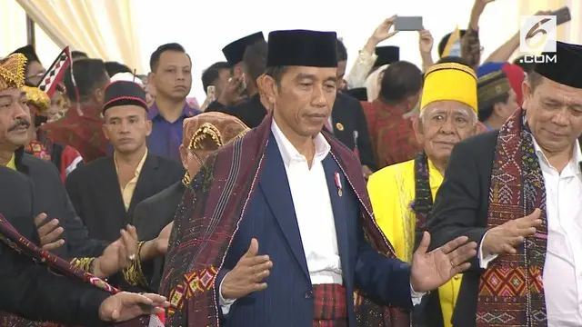 Pesta Adat Kahiyang-Bobby kedatangan Presiden Jokowi dan Ibu Negara, mereka berdua nampak ikut manortor di depan para tamu.