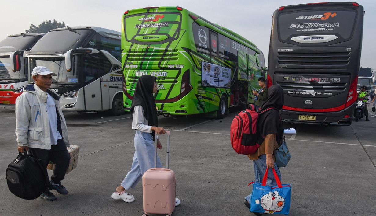 Menggunakan 31 bus dari Terminal Pondok Cabe, Tangerang Selatan, Banten, pemudik akan diantar menuju beberapa kota di Jawa Barat, Jawa Tengah hingga Jawa Timur. (merdeka.com/Arie Basuki)