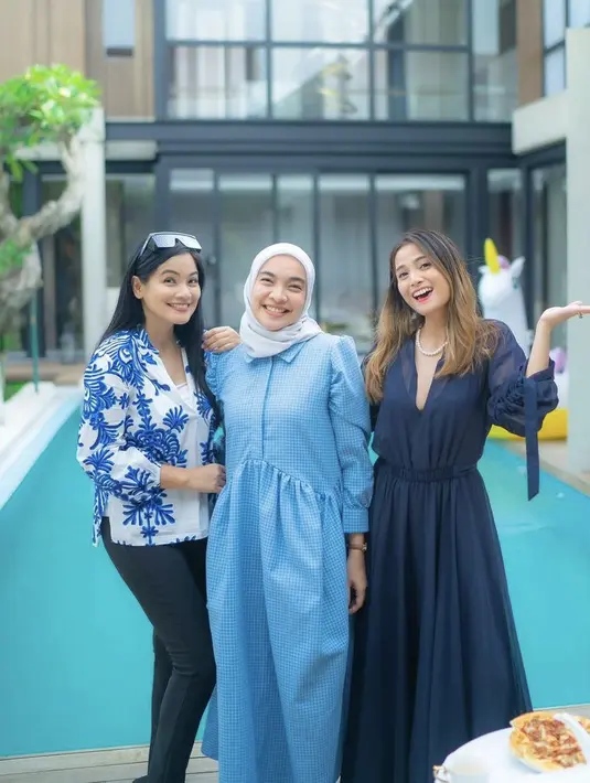 Jadi ajang reuni, Acha tampil cantik mengenakan dress navy dengan aksesori kalung dan Tika Bravani mengenakan dress biru yang dipadukan kerudung putih saat main kerumah Titi Kamal. (@titi_kamall)