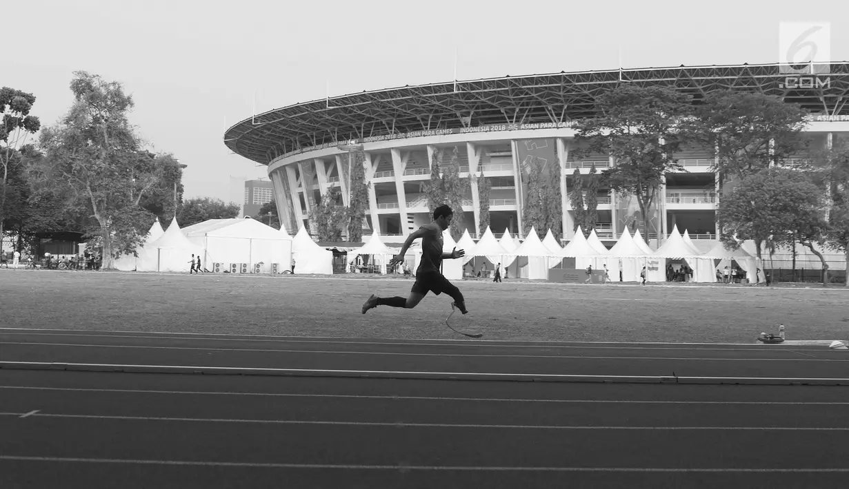 Salah satu atlet para-atletik bersiap berlatih di kawasan Stadion Madya, Jakarta. Ratusan atlet terlihat terus berlatih meski waktu lomba tinggal hitungan jam. Latihan mereka untuk memberikan yang terbaik bagi negaranya di ajang Asian Para Games 2018.