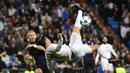 Pemain Real Madrid, Cristiano Ronaldo (kanan) melakukan tendangan salto melewaati pemain Malmo FF, Anton Tinnerholm  pada lanjutan Liga Champions Grup A di Stadion Satiago Bernabeu, Rabu (9/12/2015) dini hari WIB. (AFP Photo/ Pierre-Philippe Marcou)