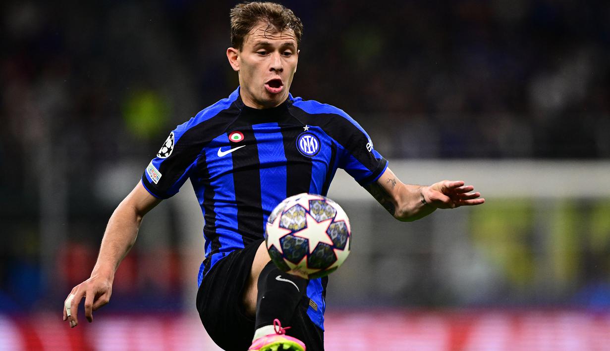 Gelandang Inter Milan, Nicolo Barella mengontrol bola saat menghadapi AC Milan pada laga leg kedua semifinal Liga Champions 2022/2023 di San Siro Stadium, Milan (16/5/2023). Nicolo Barella yang baru tiga musim membela Inter Milan ini kini memiliki nilai pasar 70 juta euro atau setara Rp1,1 triliun. (AFP/Marco Bertorello)