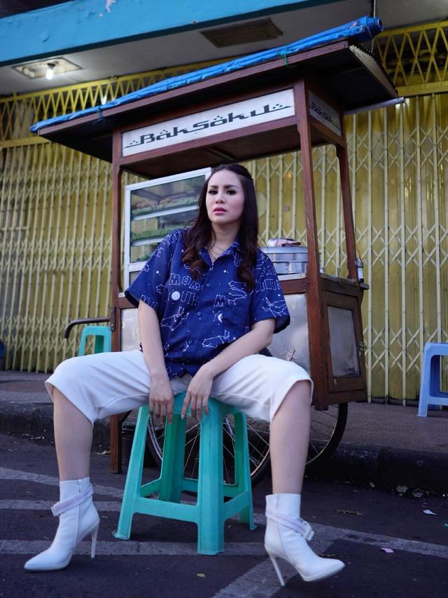 6 Gaya Momo Geisha saat Beli Bakso di Pasar Baru Malang, Curi Perhatian