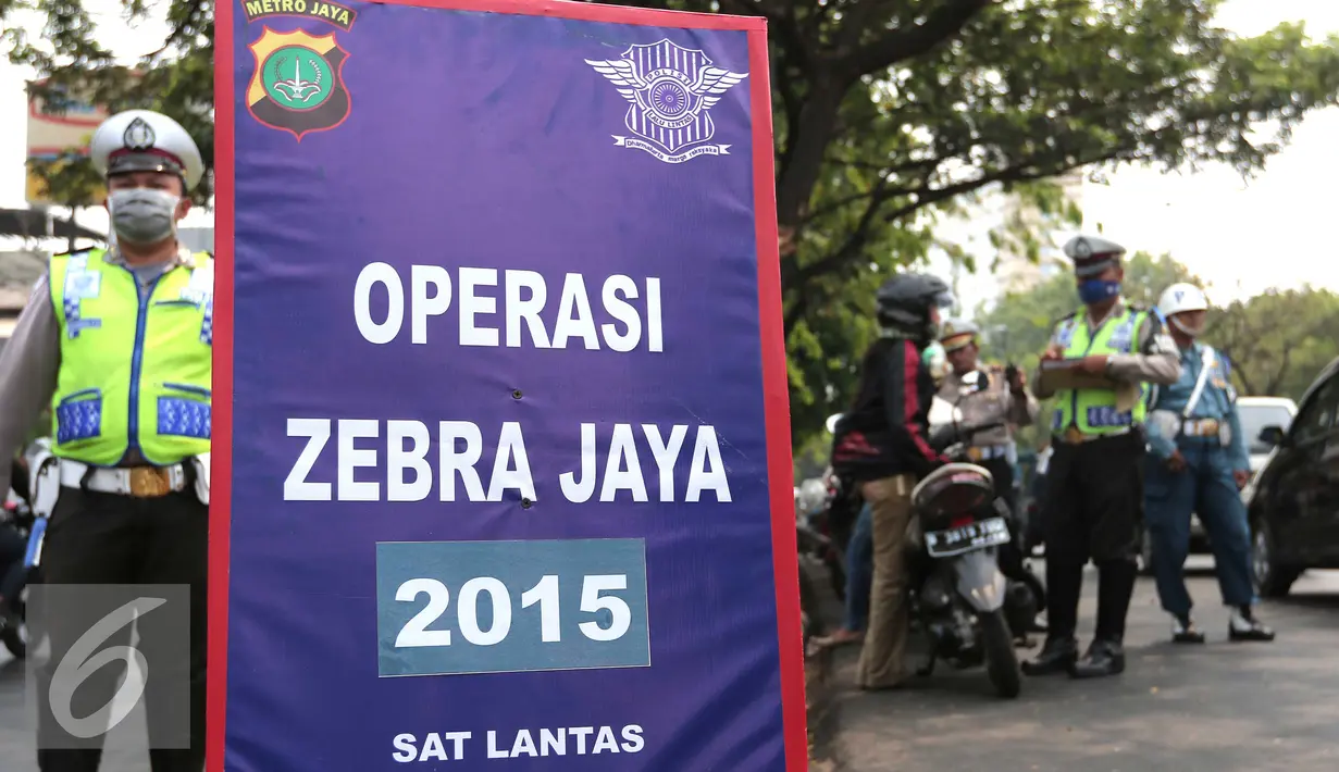 Polisi merazia pengendara yang melintas di kawasan Cempaka Putih, Jakarta, Senin (26/10/2015). Operasi Zebra 2015 berlangsung hingga 4 November 2015 bertujuan untuk menekan pelanggaran lalulintas. (Liputan6.Com/Angga Yuniar)