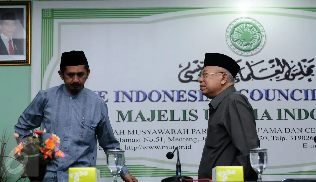 Ketua Umum MUI Pusat, Maruf Amin (tengah) usai memberi keterangan terkait polemik ucapan Gubernur DKI Jakarta, Basuki Tjahaja Purnama di Jakarta, Kamis (13/10). Ia meminta masyarakat tetap tenang menyikapi hal tersebut. (Liputan6.com/Helmi Fithriansyah)