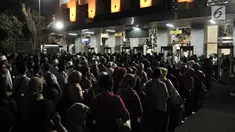 Antrean jemaah saat hendak melalui pintu detektor yang dipasang di Masjid Istiqlal, Jakarta, Rabu (16/5). Berbeda dengan tahun sebelumnya, penjagaan Masjid Istiqlal tahun ini diperketat. (Merdeka.com/Iqbal Nugroho)