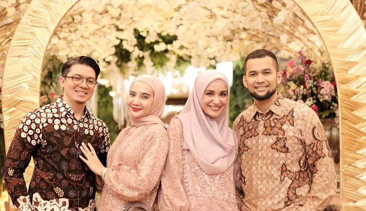 Sedangkan, Zaskia Sungkar mengenakan atasan brokat panjang dengan aksen kerah v neck dipadukan inner dan bawahan rok satin warna pink salmon. [@shireensungkar]