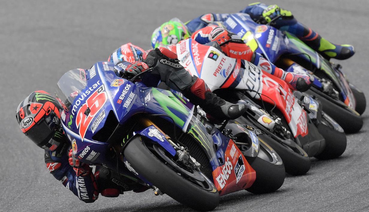 Pebalap Movistar Yamaha, Maverick Vinales, memacu motornya saat balapan MotoGP Italia di Sirkuit Mugello, Minggu (4/6/2017). Vinales finis kedua dengan catatan waktu 41 menit 33,407 detik. (AFP/Tiziana Fabi)