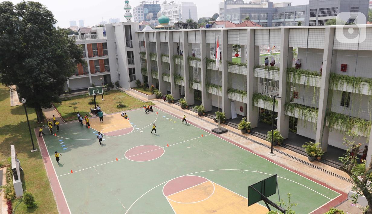 Siswa bermain di lapangan SDN Ragunan 08 yang termasuk sekolah berkonsep net zero carbon di Jakarta, Kamis (29/9/2022). Pembangunan sekolah dengan konsep Net Zero Carbon ini disebut akan menjadi contoh bangunan masa depan untuk generasi muda. (Liputan6.com/Herman Zakharia)