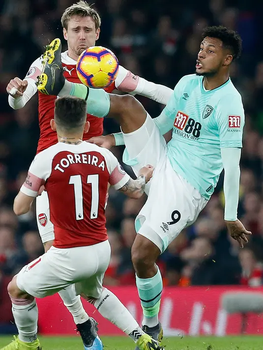 Striker Bournemouth, Lys Mousset berebut bola dengan pemain Arsenal, Lucas Torreira pada laga lanjutan Liga Inggris, 2018-19 pekan ke-28 di Emirates Stadium, Rabu (27/2). Arsenal menang dengan skor telak 5-1 atas Bournemouth. (Ian KINGTON/AFP)