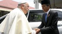 Paus Fransiskus bersalaman dengan Presiden Republik Indonesia, Joko Widodo (Jokowi), saat kunjungannya ke Jakarta, Indonesia, di Istana Presiden, Rabu (4/9/2024) siang WIB. (Handout / VATICAN MEDIA / AFP)
