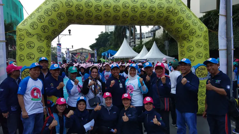 Ratusan orang berkumpul di Bundaran Hotel Indonesia, Minggu (16/9/2018). Mereka akan berjalan sembari membawa spanduk berisikan tata cara pencegahan stunting. (Liputan6.com/Ady Anugrahadi)