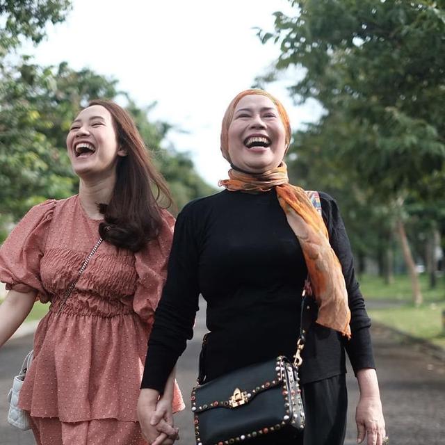 6 Potret Kebersamaan Dewi Yull dan Merdianti Sang Menantu, Penuh Kehangatan