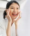 Panduan memilih serum pencerah yang aman dan efektif, dilengkapi langkah skincare harian sederhana untuk membantu menjaga kulit tetap cerah dan sehat. (Foto: lifestylememory/Freepik)