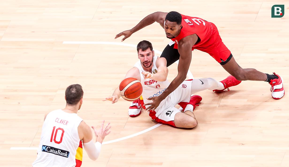 Pebasket Spanyol, Dario Brizuela (tengah) berusaha mengumpan bola ke rekannya, Victor Claver (kiri) dibayangi pebasket Kanada, Melvin Ejim pada laga Grup L Piala Dunia FIBA 2023 di Indonesia Arena, Senayan, Jakarta, Minggu (03/09/2023). Kanada lolos ke babak perempat final setelah menang dengan skor 88-85. (Bola.com/Bagasakara Lazuardi)
