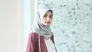 Tidak rumit dalam memakai busana hijab, Shireen Sungkar cukup memakai cardigan panjang sebagai luaran dari baju putihnya pun membuat tampilan manis untuk busana sehari-hari. (via instagram/@shireensungkar)