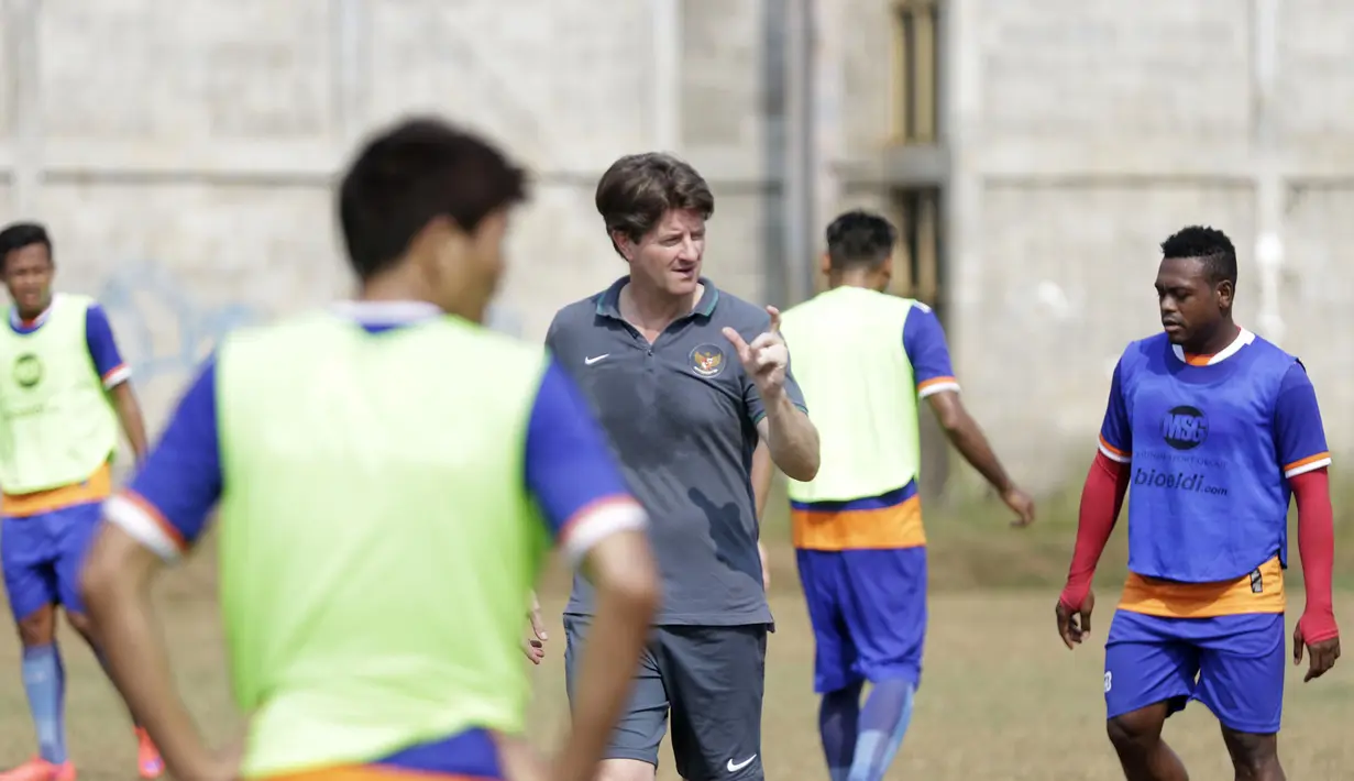 Mantan pelatih timnas Indonesia, Pieter Huistra memimpin latihan PBR jelang Piala Jenderal Sudirman di Lapangan National Youth Training Center, Sawangan, Depok, Jawa Barat, Senin (2/11/2015). (Bola.com/Vitalis Yogi Trisna)