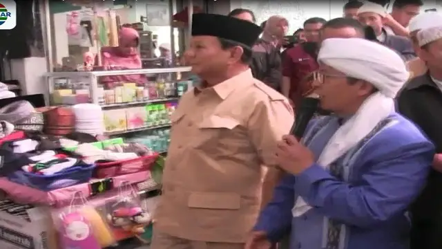 Dihadapan para santri, Prabowo memberikan wejangan dan sesekali tampak bercengkrama dengan AA Gym yang dianggap sebagai kawan lama.
