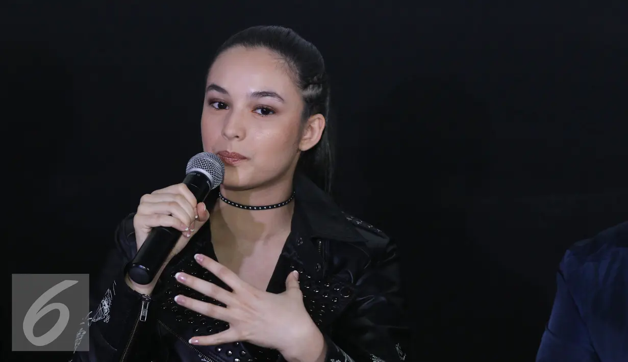 Chelsea Islan memberikan keterangan pers saat acara press screening dan jumpa press film Headshot di kawasan Senayan, Jakarta, Kamis (1/12). Chelsea Islan mengaku mendapatkan pemahaman baru soal film laga. (Liputan6.com/Herman Zakharia)