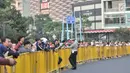 Warga berjejer dibalik pagar pembatas saat menunggu peserta lomba lari maraton Asian Games 2018 di kawasan MH Thamrin, Jakarta, Minggu (26/8). (Merdeka.com/Iqbal S. Nugroho)