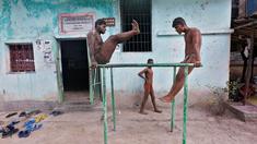 Pegulat berlatih di Pusat Latihan Gulat Tradisional India di pinggiran Sungai Gangga untuk persiapan turnamen gulat lumpur Bengal di Kolkata, India, (17/5/2016). (Reuters/Rupak De Chowdhuri)