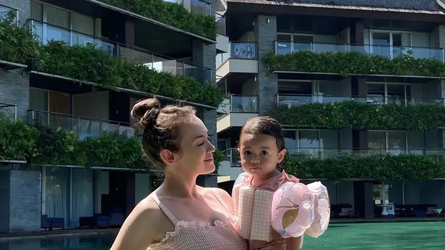 6 Momen Liburan Rianti Cartwright dan Suami, Kompak Asuh Buah Hati