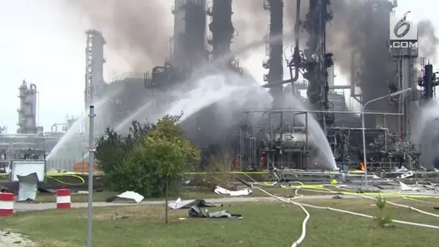 Sebuah kilang minyak di Jerman bagian selatan dilanda ledakan yang memicu kebakaran besar. Sedikitnya 8 orang luka-luka dan sekitar 1.800 orang lainnya dievakuasi.