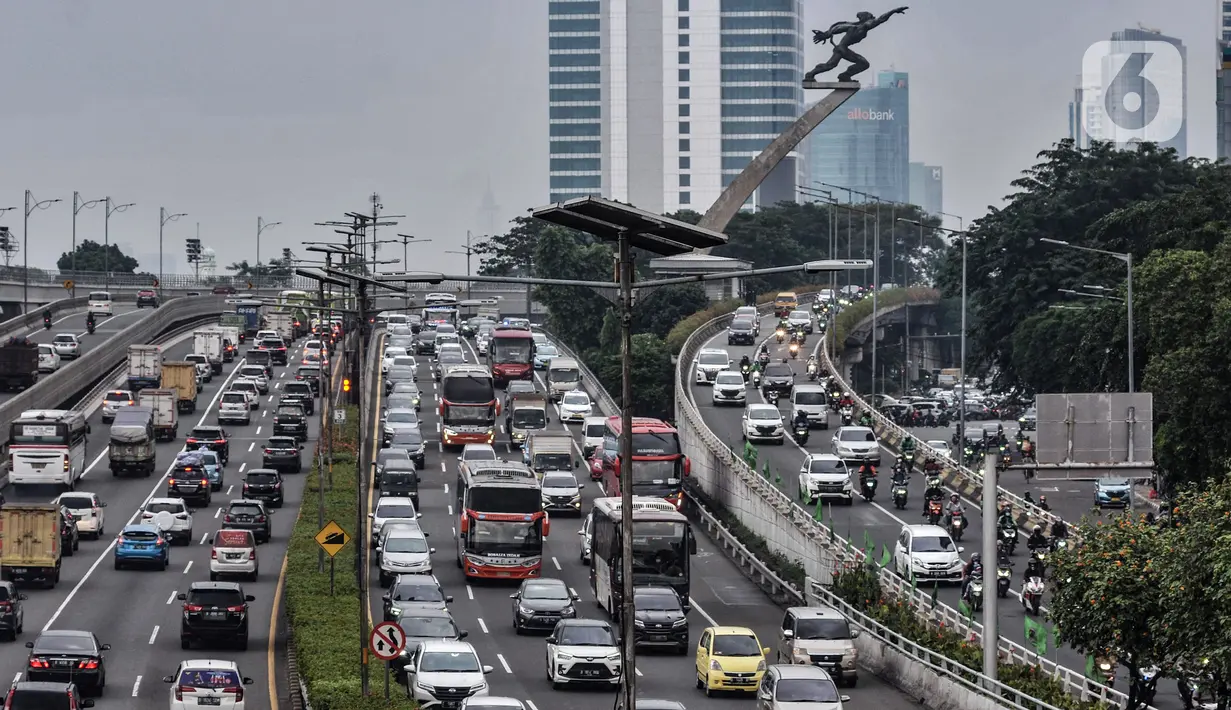 <p>Arus kendaraan saat melintas di ruas Tol Dalam Kota dan Jalan MT Haryono, Jakarta, Rabu (27/4/2022). Kepala Dinas Perhubungan DKI Jakarta Syafrin Liputo menjelaskan, sistem ganjil genap yang diberlakukan pada 13 ruas jalan di Jakarta akan ditiadakan saat libur Lebaran atau selama tujuh hari, yakni mulai 29 April 2022, lalu lanjut 1-6 Mei 2022. (merdeka.com/Iqbal S. Nugroho)</p>