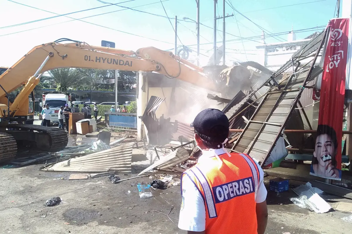 penertiban bangunan di jalan stasiun barat kota bandung
