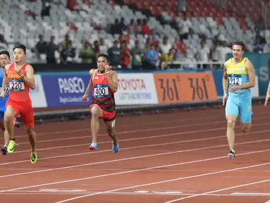 Pelari cepat Indonesia, Lalu Muhammad Zohri (keempat kiri) saat kualifikasi lari 100 meter Asian Games 2018 di Stadion GBK, Jakarta, Sabtu (25/8). Lalu M Zohri mencatat waktu 10,27 detik dan berhak tampil di semifinal. (Liputan6.com/Helmi Fithriansyah)