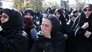 Sejumlah wanita menangis saat mengiringi jenazah untuk 16 petugas pemadam kebakaran yang tewas dalam runtuhnya gedung yang terbakar pada 19 Januari, di Teheran, Iran, Senin (30/1). (AP Photo / Ebrahim Noroozi)