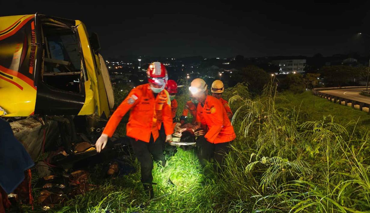 Personel dari Badan Nasional Pencarian dan Pertolongan (Basarnas) Semarang melakukan evakuasi korban kecelakaan bus di Exit Tol Krapyak Kota Semarang, Jawa Tengah, Senin (22/12/2025) dini hari. Kecelakaan maut terjadi di Simpang Susun Exit Tol Krapyak, Kota Semarang, pada Senin dini hari, 22 Desember 2025, sekitar pukul 00.30 WIB. (Foto: Basarnas Semarang)