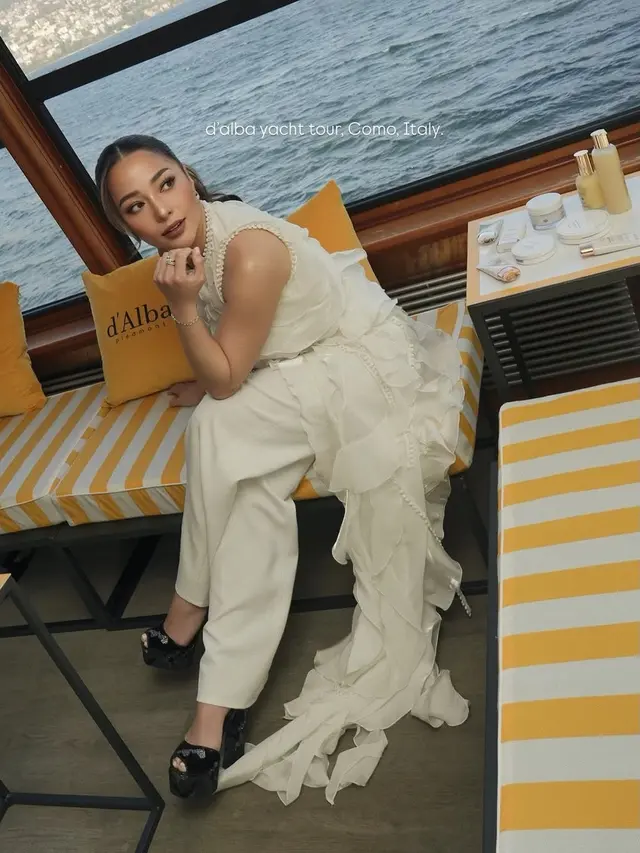 Pesona Old Money Nikita Willy dengan Makeup Bold Berpose di Atas Kapal