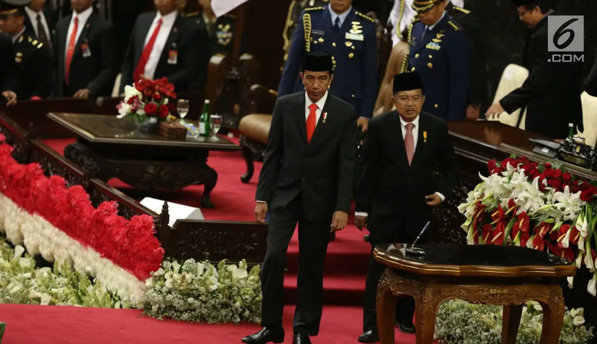 Presiden Joko Widodo bersama Wakil Presiden Jusuf Kalla menghadiri sidang bersama DPR dan DPD Tahun 2017 di Kompleks Parlemen, Jakarta, Rabu (16/8). Di sidang ini presiden akan menyampaikan RUU APBN 2018 dan nota keuangan. (Liputan6.com/Johan Tallo)