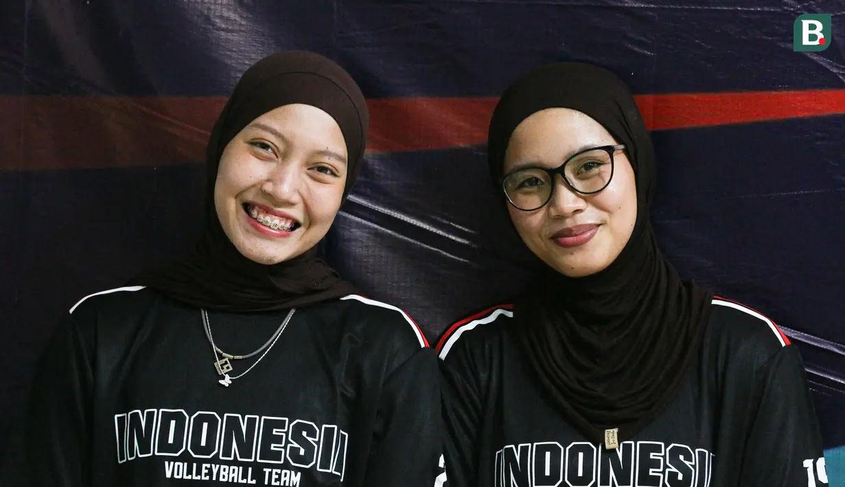 Pemain Timnas Voli Putri Indonesia, Tisya Amallya Putri (kanan) bersama rekan satu timnya pada upacara pelepasan untuk kejuaraan AVC Women's Volleyball Cup yang dilakukan di Padepokan Voli Jenderal Polisi Kunarto, Sentul, Selasa (2/6/2026).